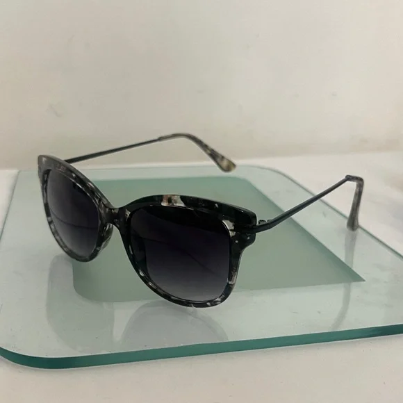 Oscar De La Renta Acetate Tortoise Shell Cat Eye Sunglasses Black - Picture 12 of 17